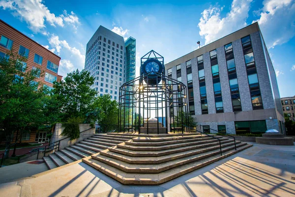 Clock and buildings at Northeastern University, in Boston, Massa — Stock Photo, Image