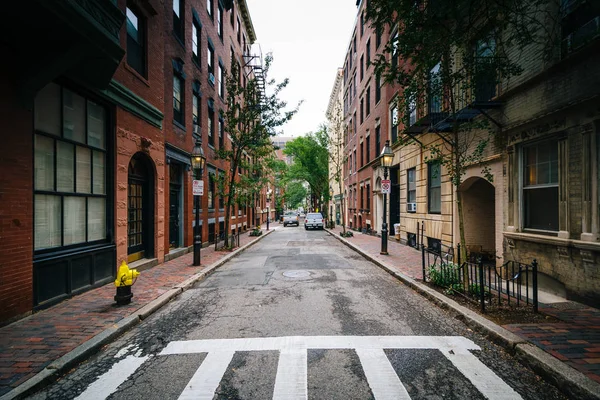 Διάβαση πεζών και την οδό στο Beacon Hill, Βοστώνη, Μασαχουσέτη. — Φωτογραφία Αρχείου