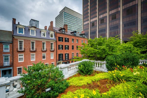 Trädgårdar och byggnader i Beacon Hill, Boston, Massachusetts. — Stockfoto