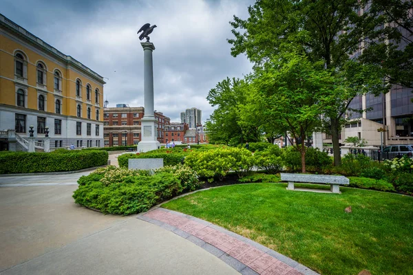 Trädgårdar och monument utanför Massachusetts statligt hus, i B — Stockfoto