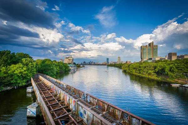 Graffiti-überzogene Eisenbahnbrücke und der Fluss Charles, von oben gesehen — Stockfoto