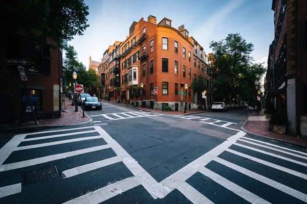 Intersection and historic buildings in Beacon Hill, Boston, Mass — Stock Photo, Image