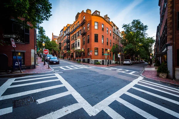 Průnik a historické budovy v Beacon Hill, Boston, hmotnost — Stock fotografie