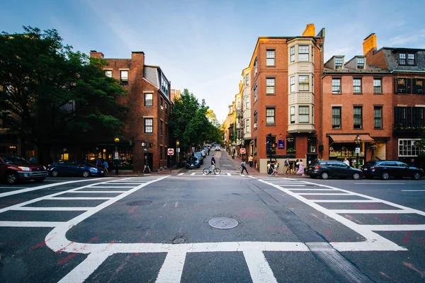 Intersecção e edifícios antigos em Beacon Hill, Boston, Massachus — Fotografia de Stock