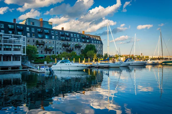 Lewis Wharf, Boston North End sahildeki kitle — Stok fotoğraf