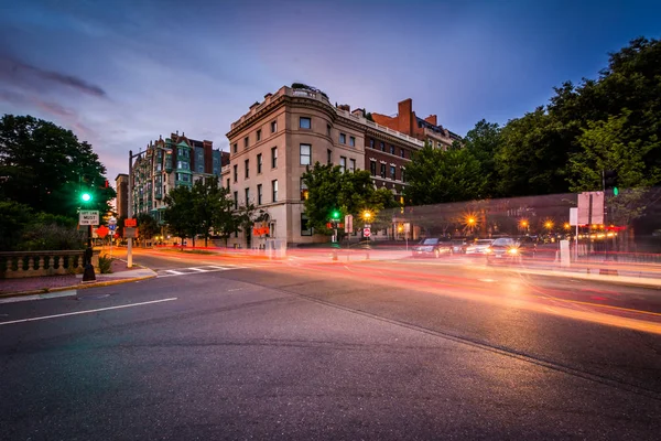 Larga exposición del tráfico en la intersección de Charlesgate y — Foto de Stock