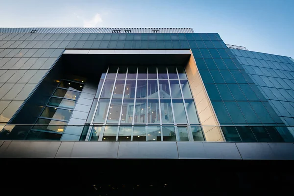 Edifício moderno na Northeastern University, em Boston, Massachus — Fotografia de Stock