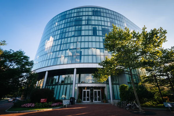 Modern, Boston'daki Northeastern Üniversitesi'nde Massachus bina