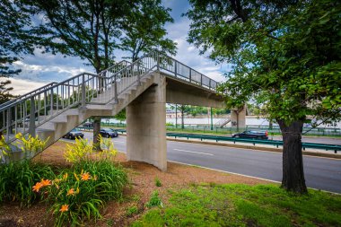 Storrow Drive, Boston Üniversitesi, B yaya köprüsü