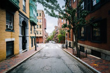 Caddesi ve tarihi binaların Beacon Hill, Boston, Massachuse