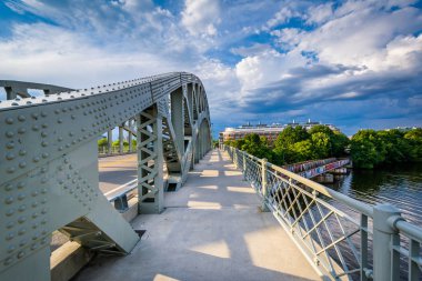 Boston Üniversitesi Köprüsü ve Charles River Boston Univers adlı