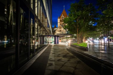 Trinity Kilisesi ve modern binasında Copley gece, arkada