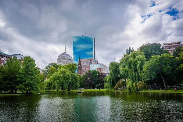 Nowoczesnych drapaczy chmur w Back Bay i jeziora w publicznych ogrodach — Zdjęcie stockowe