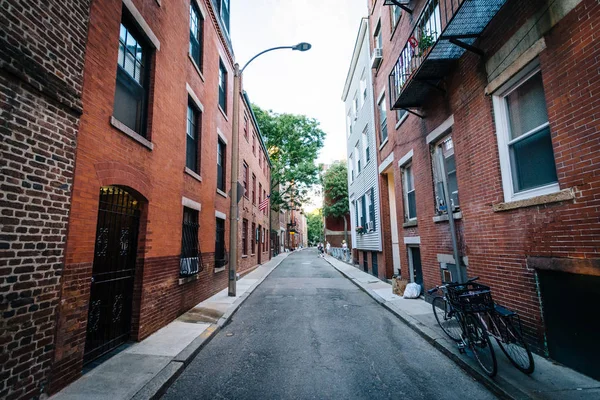 Calle estrecha en el extremo norte de Boston, Massachusetts . — Foto de Stock