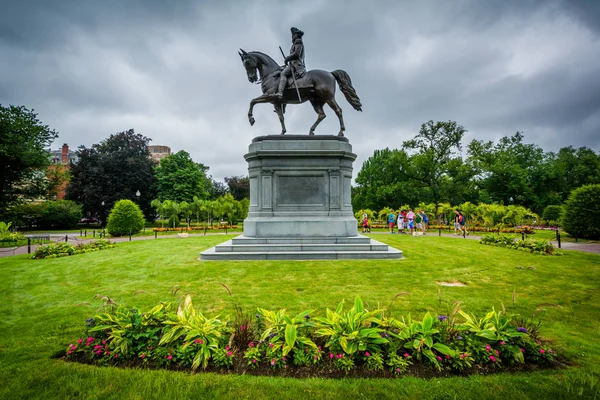 Statue and gardens at the Public Garden in Boston, Massachusetts — Stock Photo, Image