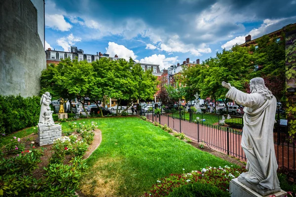 Statue et jardins à l'église Saint-Léonard, dans le nord de — Photo