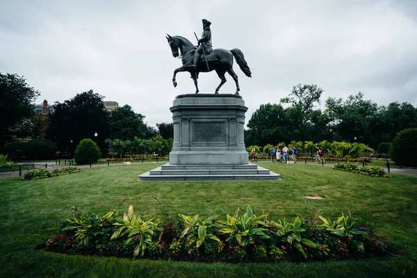 Statue et jardins au Public Garden à Boston, Massachusetts — Photo