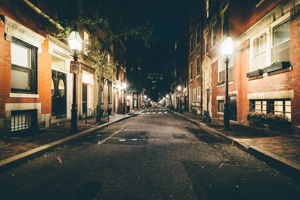 Rua à noite, em Beacon Hill, Boston, Massachusetts . — Fotografia de Stock