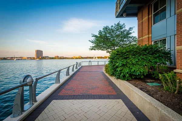 The Boston Harborwalk at Battery Wharf, in the North End, Boston — Stock Photo, Image