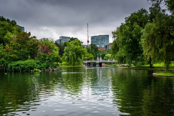 O lago no Jardim Público em Boston, Massachusetts . — Fotografia de Stock