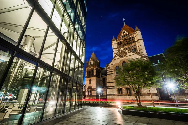 Trinity Church et un bâtiment moderne à Copley la nuit, à Back — Photo