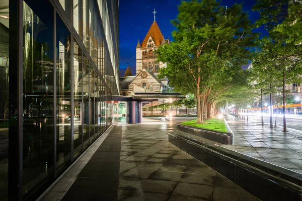 Trinity Church y un moderno edificio en Copley por la noche, en Back —  Fotos de Stock