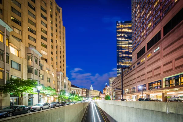 Underpass and buildings along Huntington Avenue at night, in Bac — Stock Photo, Image
