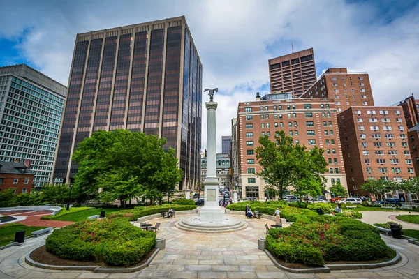 Vista de monumento y jardines fuera del Massachusetts State Hou — Foto de Stock