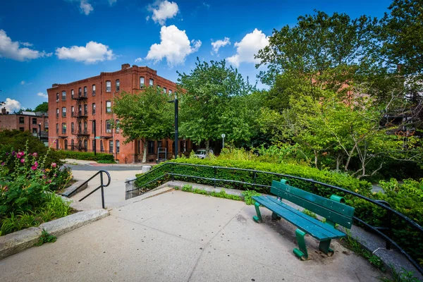 Walkway and bench at Southwest Corridor Park in Back Bay, Boston — Stock Photo, Image