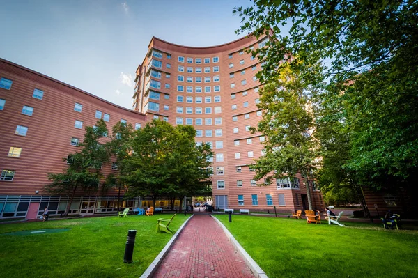 Pasarela y edificios de la Northeastern University, en Boston, Mas — Foto de Stock