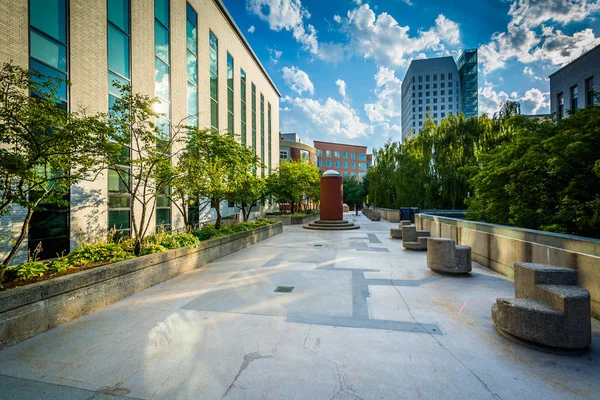 Walkway and buildings at Northeastern University, in Boston, Mas — Stock Photo, Image