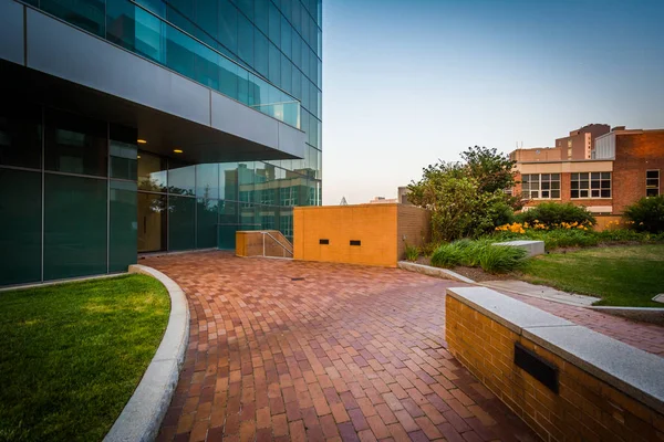 Pasarela y edificios de la Northeastern University, en Boston, Mas — Foto de Stock