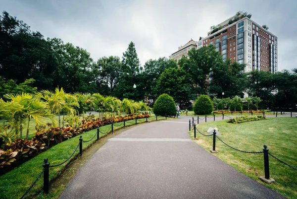 Gångväg och trädgårdar på den offentliga trädgården i Boston, Massachusett — Stockfoto