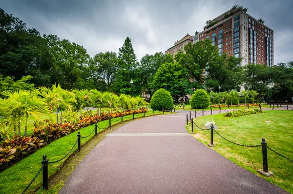 Gehweg und Gärten im öffentlichen Garten in Boston, massachusett — Stockfoto