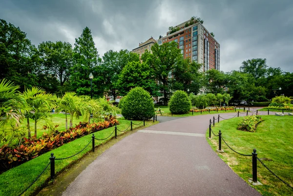 Passarela e jardins no Jardim Público de Boston, no chalé — Fotografia de Stock