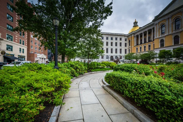 Gångväg och trädgårdar utanför Massachusetts statligt hus, i vara — Stockfoto