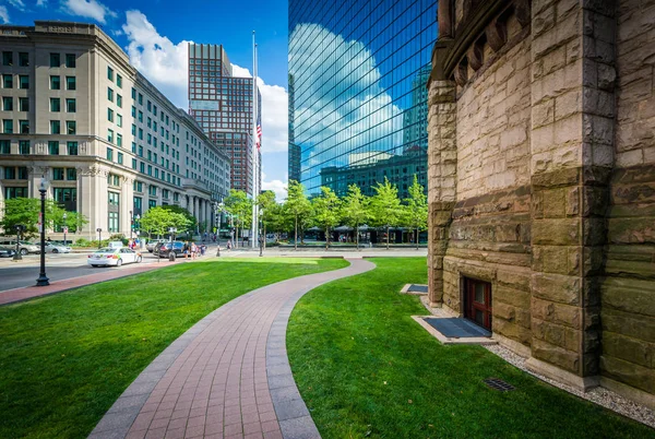 Walkway and the exterior of Trinity Church, in Back Bay, Boston, — Stock Photo, Image