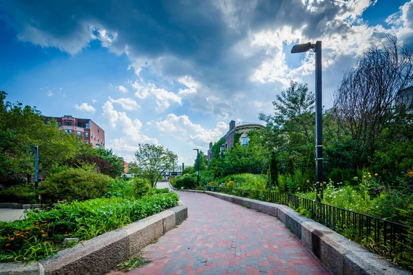 Caminhada no Southwest Corridor Park em Back Bay, Boston, Massachu — Fotografia de Stock