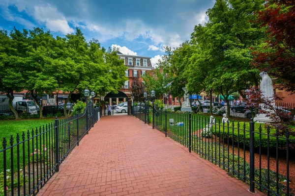 Walkway at St. Leonard 's Church, in the North End of Boston, Mas — стоковое фото