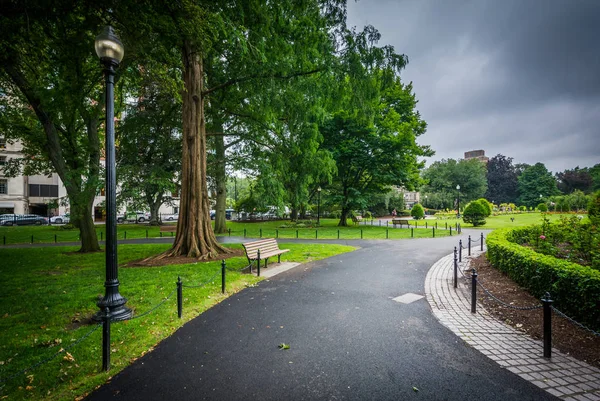 Gångväg på Public Garden, i Boston, Massachusetts. — Stockfoto