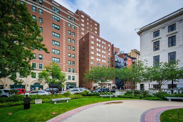 Pasarela fuera de la Casa Estatal de Massachusetts y edificios en B — Foto de Stock