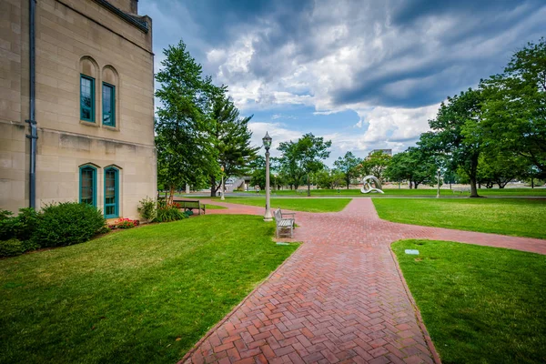 Walkways and buildings at Boston University, Boston, Massachuset — Stock Photo, Image