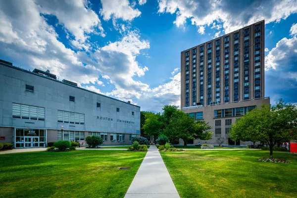 Walkways and buildings at Boston University, in Boston, Massachu — Stock Photo, Image