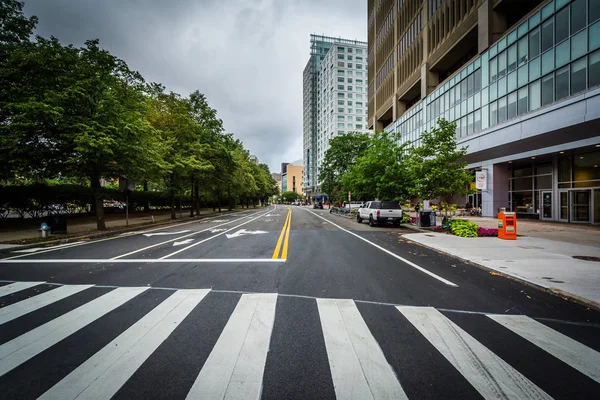 Crosswalk and buildings at Kendall Square, in Cambridge, Massach — Stock Photo, Image