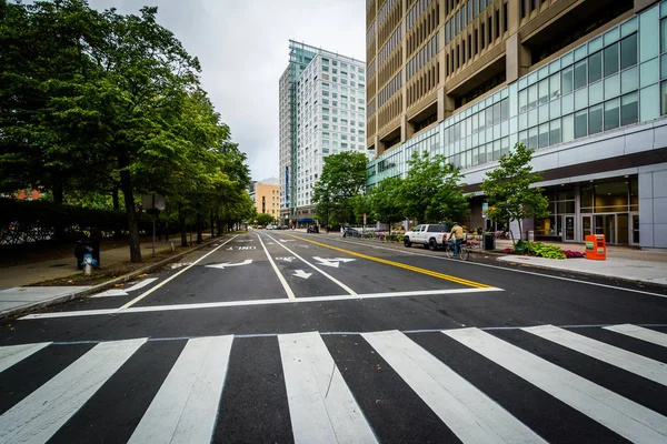 Crosswalk and buildings at Kendall Square, in Cambridge, Massach — Stock Photo, Image