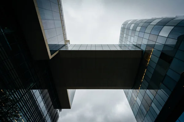 Modern building at the Massachusetts Institute of Technology, in — Stock Photo, Image