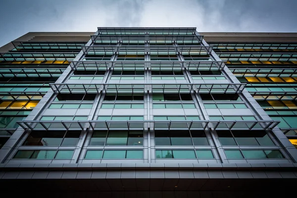 Modern building at the Massachusetts Institute of Technology, in — Stock Photo, Image