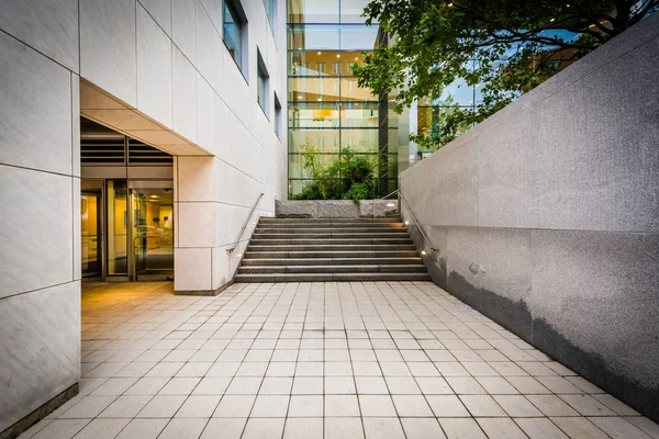 Modern building at the Massachusetts Institute of Technology, in — Stock Photo, Image