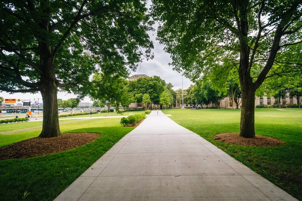 Drzew i chodnik w Massachusetts Institute of Technology, — Zdjęcie stockowe
