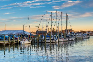 Gün batımında, Marina Annapolis, Maryland Yelkenliler.